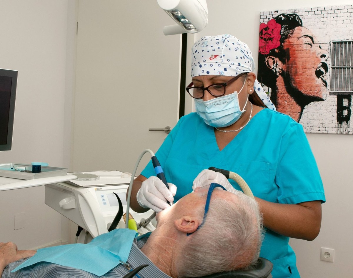 Mitarbeiterin behandelt einen Patienten im Behandlungszimmer